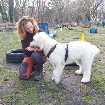 Hundetrainerin Ariane Ullrich und Bommel, der Hund