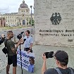 Wolfram Jarosch bei der Petitions?bergabe vor dem Auswaertigen Amt