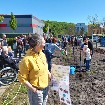 Isabel Reich und der entstehende Miniwald in Biesdorf