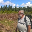Ulrich Schuster vor einem abgeholzten Wald im NSG Mothaeuser Heide