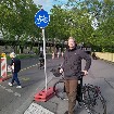 Felix Weisbrich vor einem der neuen Pop-Up-Radwege in Kreuzberg