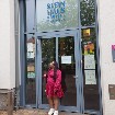 Runia, Kuenstlername Ruhashaz, vor dem Steinhaus in Bautzen
